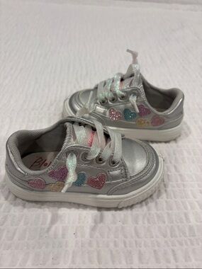 Blowfish Toddler Silver Sneakers with Multicolor Glitter Hearts
Size 6